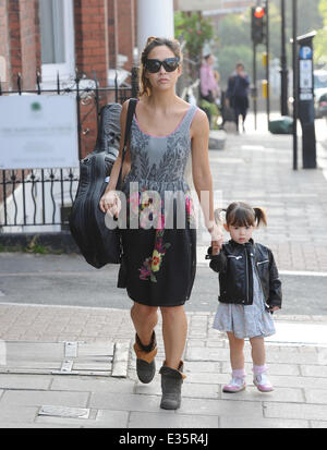 Myleene Klass nimmt ihre Tochter Ava zur Schule begleitet von ihrer jüngsten Tochter Hero. Myleene trug ein Gitarrenkoffer auf ihre Schulter Featuring: Held, Myleene Klass wo: London, Vereinigtes Königreich bei: 5. Juli 2013 Stockfoto