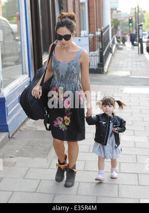 Myleene Klass nimmt ihre Tochter Ava zur Schule begleitet von ihrer jüngsten Tochter Hero. Myleene trug ein Gitarrenkoffer auf ihre Schulter Featuring: Held, Myleene Klass wo: London, Vereinigtes Königreich bei: 5. Juli 2013 Stockfoto
