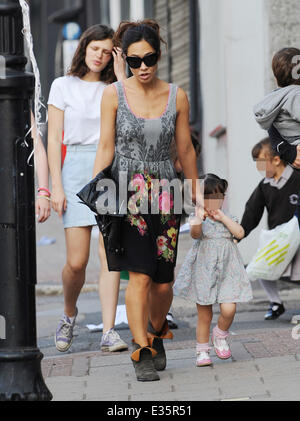 Myleene Klass nimmt ihre Tochter Ava zur Schule begleitet von ihrer jüngsten Tochter Hero.  Mitwirkende: Held, Myleene Klass, Ava Where: London, Vereinigtes Königreich bei: 5. Juli 2013 Stockfoto