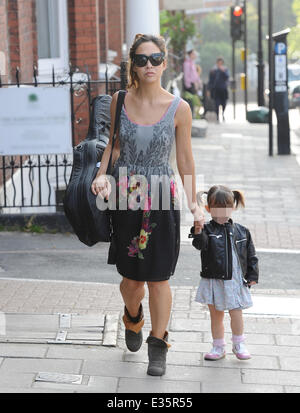 Myleene Klass nimmt ihre Tochter Ava zur Schule begleitet von ihrer jüngsten Tochter Hero. Myleene trug ein Gitarrenkoffer auf ihre Schulter Featuring: Held, Myleene Klass wo: London, Vereinigtes Königreich bei: 5. Juli 2013 Stockfoto