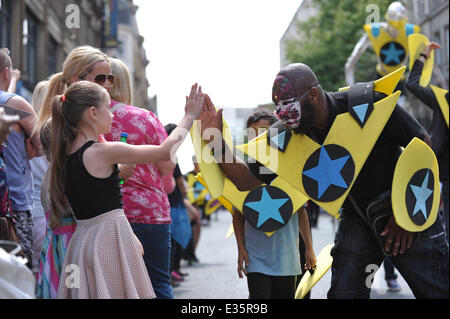 Manchester, UK. 22. Juni 2014. Tausende von Zuschauern genießen die Manchester-Day-Parade durch die Stadt. Jedes Jahr feiert die Veranstaltung alles toll über Manchester. Das Thema für 2014 wird "Going global" Credit: Russell Hart/Alamy Live News. Stockfoto