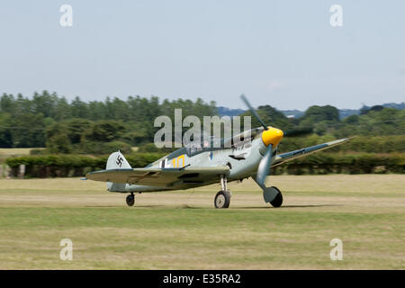 Eine seltene Hispano HA-1112-M1L Buchon (G-BWUE) Durchführung einer Notlandung nach seinem Motor während einer Anzeige auf einem Presse-Event am Lashenden schneiden Sie hier sehen. (Beachten Sie das Öl auf die Motorhaube und die Toten Motor) Das Flugzeug war die Teilnahme an einer Veranstaltung anlässlich die Einführung eines neuen Warbird Flugerfahrung auf dem Flugplatz neben zwei Spitfires und trat für die Öffentlichkeit, wenn der Motor während des Flugs ausgeschnitten. Feuer-Besatzungen wo aber die geschickte versandt Pilot gelungen, weitere Schäden an den seltenen Flugzeugen zu vermeiden. Headcorn, Kent. 22. Juni 2014 Stockfoto