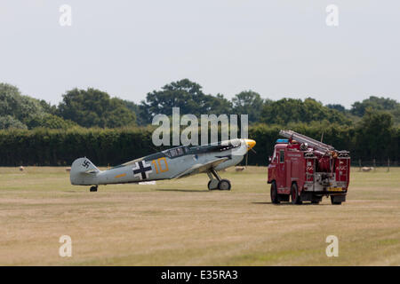 Eine seltene Hispano HA-1112-M1L Buchon (G-BWUE) Durchführung einer Notlandung nach seinem Motor während einer Anzeige auf einem Presse-Event am Lashenden schneiden Sie hier sehen. (Beachten Sie das Öl auf die Motorhaube und die Toten Motor) Das Flugzeug war die Teilnahme an einer Veranstaltung anlässlich die Einführung eines neuen Warbird Flugerfahrung auf dem Flugplatz neben zwei Spitfires und trat für die Öffentlichkeit, wenn der Motor während des Flugs ausgeschnitten. Feuer-Besatzungen wo aber die geschickte versandt Pilot gelungen, weitere Schäden an den seltenen Flugzeugen zu vermeiden. Headcorn, Kent. 22. Juni 2014 Stockfoto