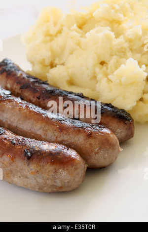 Bangers and Mash eine herzhafte Mahlzeit mit Wurst und Kartoffelstock Stockfoto