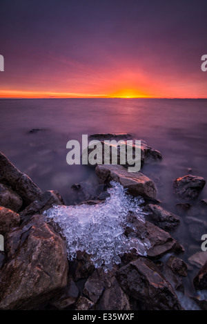 Das letzte Eis bleibt vom Winter am Lake St. Clair, Michigan. Die Wintereisbedeckung wird durch den Klimawandel im Becken Der Großen Seen beeinflusst. Stockfoto