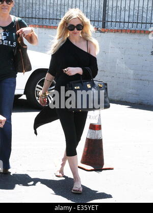 Ashlee Simpson ist auf dem Weg zur 3rd Street Dance mit ihrer Assistentin mit West Hollywood entdeckt: Ashlee Simpson wo: West Hollywood, CA, Vereinigte Staaten bei: 08 Jul 2013ousart/JFXimages/WENN.com Stockfoto