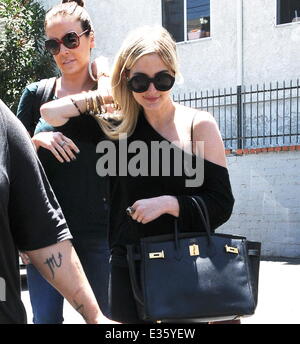 Ashlee Simpson ist auf dem Weg zur 3rd Street Dance mit ihrer Assistentin mit West Hollywood entdeckt: Ashlee Simpson wo: West Hollywood, CA, Vereinigte Staaten bei: 8. Juli 2013 Stockfoto