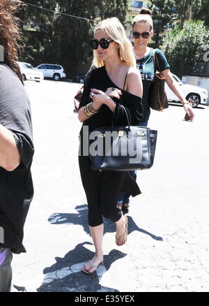 Ashlee Simpson ist auf dem Weg zur 3rd Street Dance mit ihrer Assistentin mit West Hollywood entdeckt: Ashlee Simpson wo: West Hollywood, CA, Vereinigte Staaten bei: 08 Jul 2013ousart/JFXimages/WENN.com Stockfoto