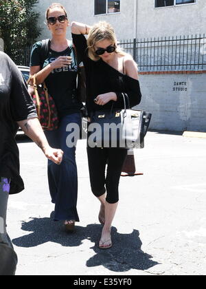 Ashlee Simpson ist auf dem Weg zur 3rd Street Dance mit ihrer Assistentin mit West Hollywood entdeckt: Ashlee Simpson wo: West Hollywood, CA, Vereinigte Staaten bei: 8. Juli 2013 Stockfoto