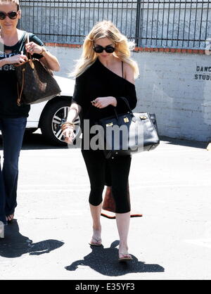 Ashlee Simpson ist auf dem Weg zur 3rd Street Dance mit ihrer Assistentin mit West Hollywood entdeckt: Ashlee Simpson wo: West Hollywood, CA, Vereinigte Staaten bei: 8. Juli 2013 Stockfoto