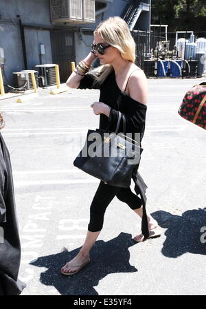 Ashlee Simpson ist auf dem Weg zur 3rd Street Dance mit ihrer Assistentin mit West Hollywood entdeckt: Ashlee Simpson wo: West Hollywood, CA, Vereinigte Staaten bei: 8. Juli 2013 Stockfoto