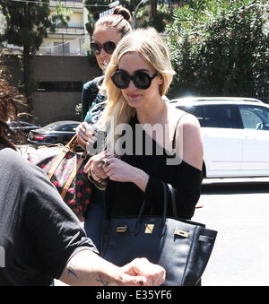 Ashlee Simpson ist auf dem Weg zur 3rd Street Dance mit ihrer Assistentin mit West Hollywood entdeckt: Ashlee Simpson wo: West Hollywood, CA, Vereinigte Staaten bei: 08 Jul 2013ousart/JFXimages/WENN.com Stockfoto