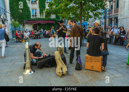 Paris, Frankreich, Menge, Jazzmusik auf der Straße, jährliches nationales Musikfestival „Fête de la Musique“ Welttag der Musik Le Marais, Pariser Straße Stockfoto