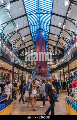 Paris, Frankreich, Leute Einkaufen im Bekleidungsgeschäft, 'Uniqlo Le Marais', umgebautes Fabrikgebäude, kommerzielle Innenräume, schnelle Mode Stockfoto