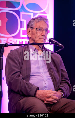 Dublin, Irland. 22. Juni 2014. Schriftsteller Amos Oz beschreibt die globale Roman am Dalkey Book Festival, Dalkey Rathaus, Dalkey, Dublin, Irland. Sonntag, 22. Juni 2014. Bildnachweis: Doreen Kennedy/Alamy Live-Nachrichten Stockfoto