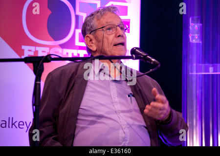 Dublin, Irland. 22. Juni 2014. Schriftsteller Amos Oz beschreibt die globale Roman am Dalkey Book Festival, Dalkey Rathaus, Dalkey, Dublin, Irland. Sonntag, 22. Juni 2014. Bildnachweis: Doreen Kennedy/Alamy Live-Nachrichten Stockfoto