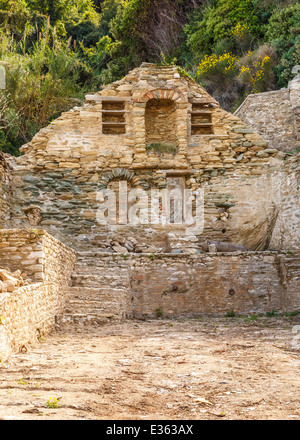 Alte Ruinen der Gebäude nach einem Erdbeben im Megisti Lavra Hafen im Heiligen Berg Athos Stockfoto