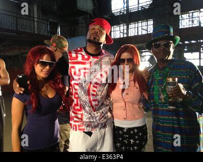 Hinter den Kulissen Bildern von Snoop Lion und Method Man Musik-Video für "Lassen Sie mich erklären" Featuring: Carla Howe, Melissa Howe, Bischof Don Magic Juan, Methode Mann wo: Los Angeles, CA, Vereinigte Staaten von Amerika bei: 10. Juli 2013 Stockfoto