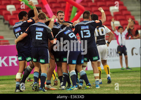 Singapur. 22. Juni 2014. New Zealand The Blues-Gitarristen feiern nach die siegreiche versuchen während der Verlängerung spielen beim Finale des Rugby World Club 10 s am 22. Juni 2014 in Singapurs National Stadium stattfand. New Zealand The Blues gewann das Finale gegen die australischen Brumbies mit einer Punktzahl von 10 bis 5. Bildnachweis: Dann Chih Wey/Xinhua/Alamy Live News Stockfoto