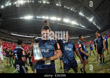 Singapur. 22. Juni 2014. New Zealand The Blues Spieler feiern nach dem Sieg in Nachspielzeit spielen beim Finale des Rugby World Club 10 s am 22. Juni 2014 in Singapurs Nationalstadion statt. New Zealand The Blues gewann das Finale gegen die australischen Brumbies mit einer Punktzahl von 10 bis 5. Bildnachweis: Dann Chih Wey/Xinhua/Alamy Live News Stockfoto