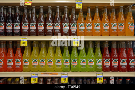 Flaschen von Soda mit Retro-Vintage Etiketten auf Regale in Albertson es Supermarkt in Jackson Hole, Wyoming. Stockfoto