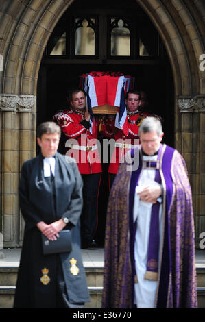 Die Beerdigung von Schlagzeuger Lee Rigby an begraben Pfarrei Kirche Featuring: Sarg wo: Bury, Lancashire, Großbritannien wenn: 12. Juli 2013 Stockfoto