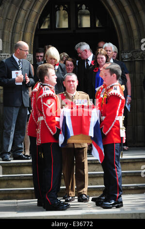 Die Beerdigung von Schlagzeuger Lee Rigby an begraben Pfarrei Kirche Featuring: Sarg wo: Bury, Lancashire, Großbritannien wenn: 12. Juli 2013 Stockfoto