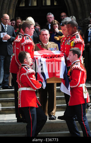 Die Beerdigung von Schlagzeuger Lee Rigby an begraben Pfarrei Kirche Featuring: Sarg wo: Bury, Lancashire, Großbritannien wenn: 12. Juli 2013 Stockfoto