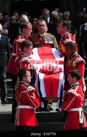 Die Beerdigung von Schlagzeuger Lee Rigby an begraben Pfarrei Kirche Featuring: Sarg wo: Bury, Lancashire, Großbritannien wenn: 12. Juli 2013 Stockfoto