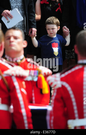 Die Beerdigung von Schlagzeuger Lee Rigby an begraben Pfarrei Kirche Featuring: Jack Rigby Where: Bury, Lancashire, Großbritannien wenn: 12. Juli 2013 Stockfoto