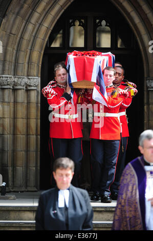 Die Beerdigung von Schlagzeuger Lee Rigby an begraben Pfarrei Kirche Featuring: Sarg wo: Bury, Lancashire, Großbritannien wenn: 12. Juli 2013 Stockfoto