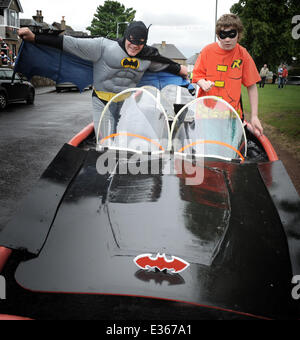 Batman und Robin Fans Findlay Erskine, 40, und Sohn Lewis, 12, machte das Auto--komplett mit Batwing-Heckflossen - aus einer alten Skoda in ihrem Haus in Linlithgow, West Lothian. Findlay, der als Baumeister tätig ist, zeigte das Projekt eine Holzarbeit Übung für Lewis, der Hause unterrichtet ist. Er sagte: es war Lewis Idee für eine Holzarbeit-Übung, und ich war einfach zu überzeugen, denn wir beide Batman fans und ich wollte schon immer das Dach eines Autos zu senken. Es war ein Skoda, aber wir das Dach abgeschnitten, in der Garage, beraubt die Spiegel dann einen Rahmen um ihn herum mit MDF-Platten hergestellt. Wir haben die Fenster mit Torte Stockfoto