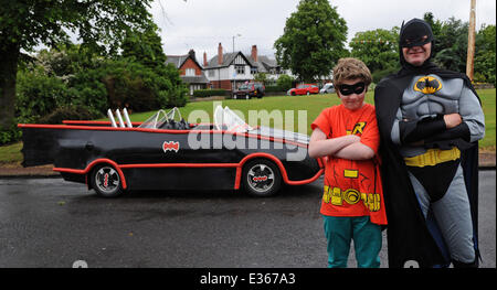 Batman und Robin Fans Findlay Erskine, 40, und Sohn Lewis, 12, machte das Auto--komplett mit Batwing-Heckflossen - aus einer alten Skoda in ihrem Haus in Linlithgow, West Lothian. Findlay, der als Baumeister tätig ist, zeigte das Projekt eine Holzarbeit Übung für Lewis, der Hause unterrichtet ist. Er sagte: es war Lewis Idee für eine Holzarbeit-Übung, und ich war einfach zu überzeugen, denn wir beide Batman fans und ich wollte schon immer das Dach eines Autos zu senken. Es war ein Skoda, aber wir das Dach abgeschnitten, in der Garage, beraubt die Spiegel dann einen Rahmen um ihn herum mit MDF-Platten hergestellt. Wir haben die Fenster mit Torte Stockfoto