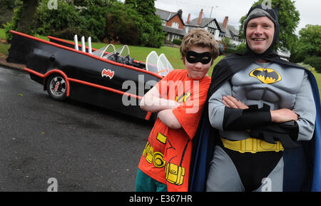 Batman und Robin Fans Findlay Erskine, 40, und Sohn Lewis, 12, machte das Auto--komplett mit Batwing-Heckflossen - aus einer alten Skoda in ihrem Haus in Linlithgow, West Lothian. Findlay, der als Baumeister tätig ist, zeigte das Projekt eine Holzarbeit Übung für Lewis, der Hause unterrichtet ist. Er sagte: es war Lewis Idee für eine Holzarbeit-Übung, und ich war einfach zu überzeugen, denn wir beide Batman fans und ich wollte schon immer das Dach eines Autos zu senken. Es war ein Skoda, aber wir das Dach abgeschnitten, in der Garage, beraubt die Spiegel dann einen Rahmen um ihn herum mit MDF-Platten hergestellt. Wir haben die Fenster mit Torte Stockfoto