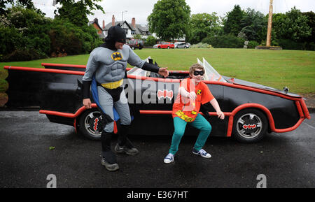 Batman und Robin Fans Findlay Erskine, 40, und Sohn Lewis, 12, machte das Auto--komplett mit Batwing-Heckflossen - aus einer alten Skoda in ihrem Haus in Linlithgow, West Lothian. Findlay, der als Baumeister tätig ist, zeigte das Projekt eine Holzarbeit Übung für Lewis, der Hause unterrichtet ist. Er sagte: es war Lewis Idee für eine Holzarbeit-Übung, und ich war einfach zu überzeugen, denn wir beide Batman fans und ich wollte schon immer das Dach eines Autos zu senken. Es war ein Skoda, aber wir das Dach abgeschnitten, in der Garage, beraubt die Spiegel dann einen Rahmen um ihn herum mit MDF-Platten hergestellt. Wir haben die Fenster mit Torte Stockfoto