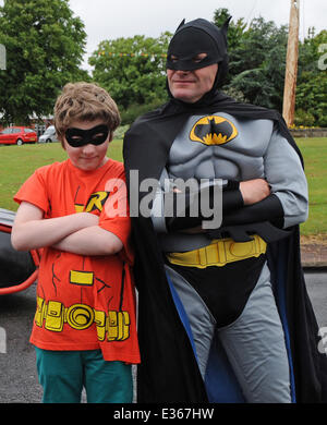 Batman und Robin Fans Findlay Erskine, 40, und Sohn Lewis, 12, machte das Auto--komplett mit Batwing-Heckflossen - aus einer alten Skoda in ihrem Haus in Linlithgow, West Lothian. Findlay, der als Baumeister tätig ist, zeigte das Projekt eine Holzarbeit Übung für Lewis, der Hause unterrichtet ist. Er sagte: es war Lewis Idee für eine Holzarbeit-Übung, und ich war einfach zu überzeugen, denn wir beide Batman fans und ich wollte schon immer das Dach eines Autos zu senken. Es war ein Skoda, aber wir das Dach abgeschnitten, in der Garage, beraubt die Spiegel dann einen Rahmen um ihn herum mit MDF-Platten hergestellt. Wir haben die Fenster mit Torte Stockfoto