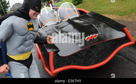 Batman und Robin Fans Findlay Erskine, 40, und Sohn Lewis, 12, machte das Auto--komplett mit Batwing-Heckflossen - aus einer alten Skoda in ihrem Haus in Linlithgow, West Lothian. Findlay, der als Baumeister tätig ist, zeigte das Projekt eine Holzarbeit Übung für Lewis, der Hause unterrichtet ist. Er sagte: es war Lewis Idee für eine Holzarbeit-Übung, und ich war einfach zu überzeugen, denn wir beide Batman fans und ich wollte schon immer das Dach eines Autos zu senken. Es war ein Skoda, aber wir das Dach abgeschnitten, in der Garage, beraubt die Spiegel dann einen Rahmen um ihn herum mit MDF-Platten hergestellt. Wir haben die Fenster mit Torte Stockfoto