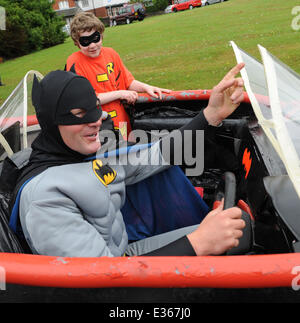 Batman und Robin Fans Findlay Erskine, 40, und Sohn Lewis, 12, machte das Auto--komplett mit Batwing-Heckflossen - aus einer alten Skoda in ihrem Haus in Linlithgow, West Lothian. Findlay, der als Baumeister tätig ist, zeigte das Projekt eine Holzarbeit Übung für Lewis, der Hause unterrichtet ist. Er sagte: es war Lewis Idee für eine Holzarbeit-Übung, und ich war einfach zu überzeugen, denn wir beide Batman fans und ich wollte schon immer das Dach eines Autos zu senken. Es war ein Skoda, aber wir das Dach abgeschnitten, in der Garage, beraubt die Spiegel dann einen Rahmen um ihn herum mit MDF-Platten hergestellt. Wir haben die Fenster mit Torte Stockfoto