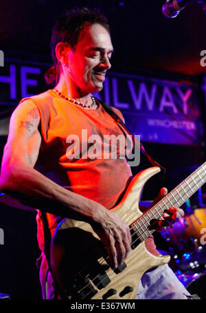 Andy Fraser tritt mit seiner Band auf der Bahn mit: Andy Fraser wo: Winchester, Vereinigtes Königreich: 11. Juli 2013 Stockfoto