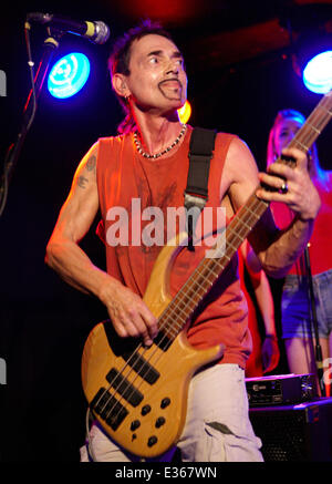 Andy Fraser tritt mit seiner Band auf der Bahn mit: Andy Fraser wo: Winchester, Vereinigtes Königreich: 11. Juli 2013 Stockfoto