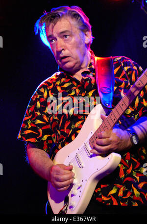 Andy Fraser tritt mit seiner Band auf der Bahn mit: Chris Spedding Where: Winchester, Vereinigtes Königreich: 11. Juli 2013 Stockfoto