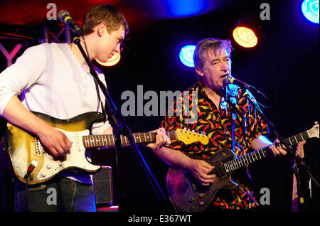 Andy Fraser tritt mit seiner Band auf der Bahn mit: Chris Spedding, Tobi Earnshaw wo: Winchester, Vereinigtes Königreich: 11. Juli 2013 Stockfoto