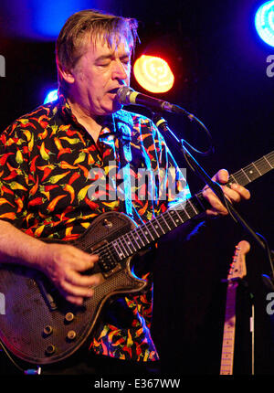 Andy Fraser tritt mit seiner Band auf der Bahn mit: Chris Spedding Where: Winchester, Vereinigtes Königreich: 11. Juli 2013 Stockfoto