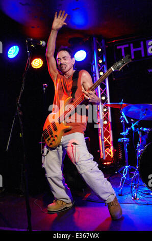 Andy Fraser tritt mit seiner Band auf der Bahn mit: Andy Fraser wo: Winchester, Vereinigtes Königreich: 11. Juli 2013 Stockfoto