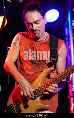 Andy Fraser tritt mit seiner Band auf der Bahn mit: Andy Fraser wo: Winchester, Vereinigtes Königreich: 11. Juli 2013 Stockfoto