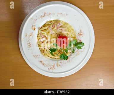 Pasta Carbonara mit Schinken und Käse Stockfoto