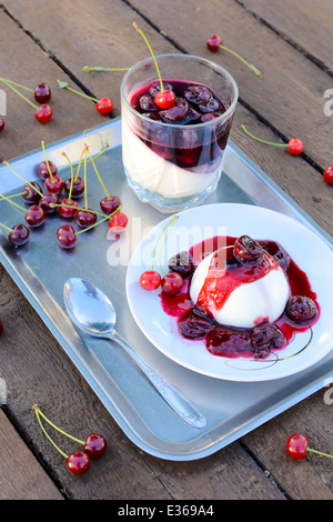 Selektiven Fokus auf traditionelle italienische Dessert Pannacotta mit Kirschen Gelee Stockfoto