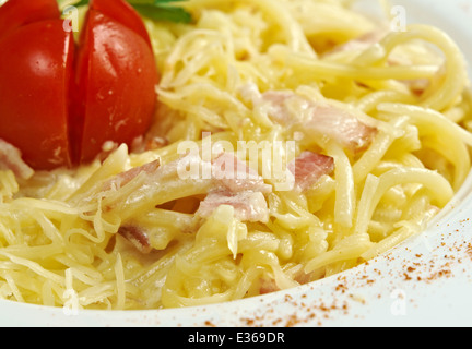 Pasta Carbonara mit Schinken und Käse Stockfoto