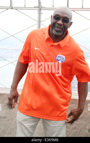 Legende der New York Mets Mookie Wilson und 15-Mal All-Star-Ozzie Smith besuchen Sie das Empire State Building zu Beginn der MLB All-Star-Woche mit feiern: Mookie Wilson Where: New York City, NY, USA bei: 13. Juli 2013 Stockfoto