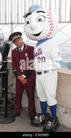 Legende der New York Mets Mookie Wilson und 15-Mal All-Star-Ozzie Smith besuchen Sie das Empire State Building zu Beginn der MLB All-Star-Woche mit feiern: Mr MEt Where: New York City, NY, USA bei: 13. Juli 2013 Stockfoto